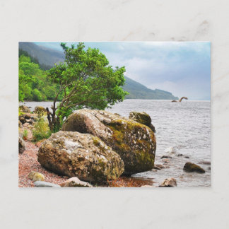 Postal En las orillas de Loch Ness con el monstruo