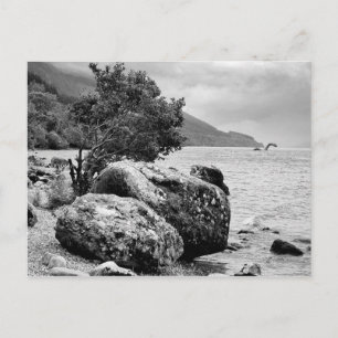 Postal En las orillas de Loch Ness con el monstruo