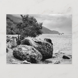 Postal En las orillas de Loch Ness con el monstruo