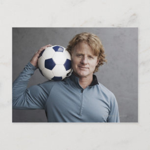 Postal Encabezada roja sosteniendo una pelota de fútbol e