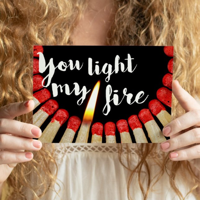 Postal Enciendes mi cita romántica de fotos de fuego Vale (This flaming full of personality card will make the perfect valentines card.)