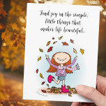 Postal Encontrar alegría en las cosas simples, pequeñas c<br><div class="desc">Un chica lindo jugando con otoño deja postales. Ideal para enviar algo de alegría dice Buscar alegría en las cosas simples,  pequeñas que hacen la vida hermosa... postal gráfica de texto de eslogan de www.mylittleeden.com</div>