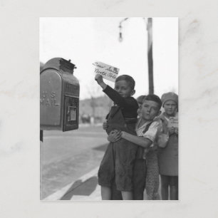 Postal Enfants postant une lettre au Père Noël