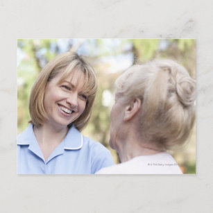 Postal Enfermera sonriendo y hablando con una anciana