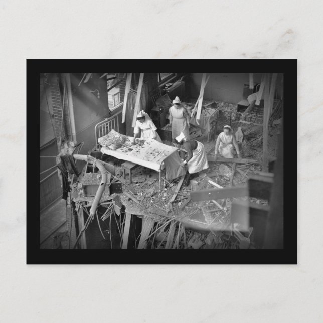 Postal Enfermeras en el edificio bombardeado de la Segund (Anverso)