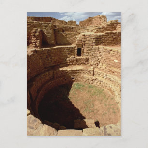 Postal Entrada a un Kiva, construido entre los siglos XI 