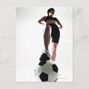 Postal entrenamiento de la mujer joven, fútbol