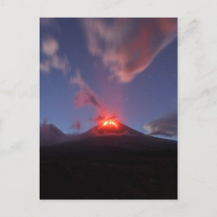 Postal Erupción nocturna Klyuchevskaya Sopka en Kamchatka