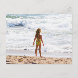 Postal Es Un Mundo Grande - Niña Pequeña En La Playa