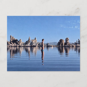 Postal Escena de nadador y reflejos de roca en el lago Vi