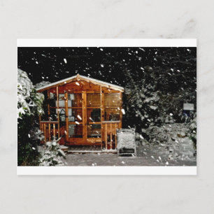 Postal escena del invierno de la casa de verano con nieve