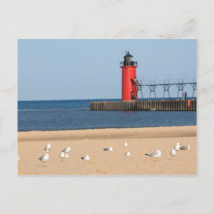 Postal Escenario de playa con gaviotas y faro
