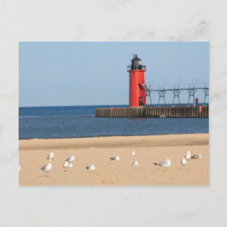 Postal Escenario de playa con gaviotas y faro