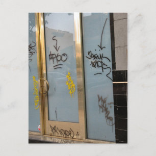 Postal escribiendo en la puerta