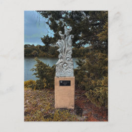 Postal Escultura conmemorativa sobre pedestal de piedra