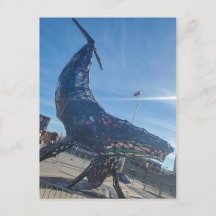 Postal Escultura de ballena de metal colorida