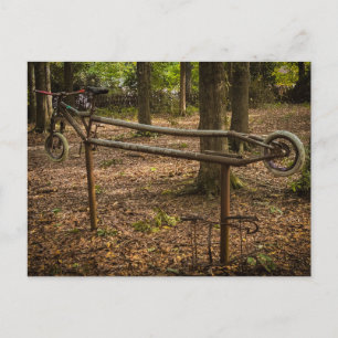 Postal Escultura de Cuadro de Bicicleta Oxidada en el Bos