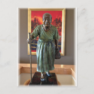 Postal Escultura de la anciana dama
