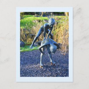 Postal Escultura de niños jugando