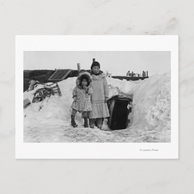 Postal Eskimos de Alaska afuera de su foto de casa (Anverso)