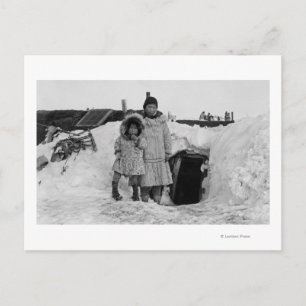 Postal Eskimos de Alaska afuera de su foto de casa