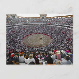 Postal Espectadores viendo una corrida de toros en una pl