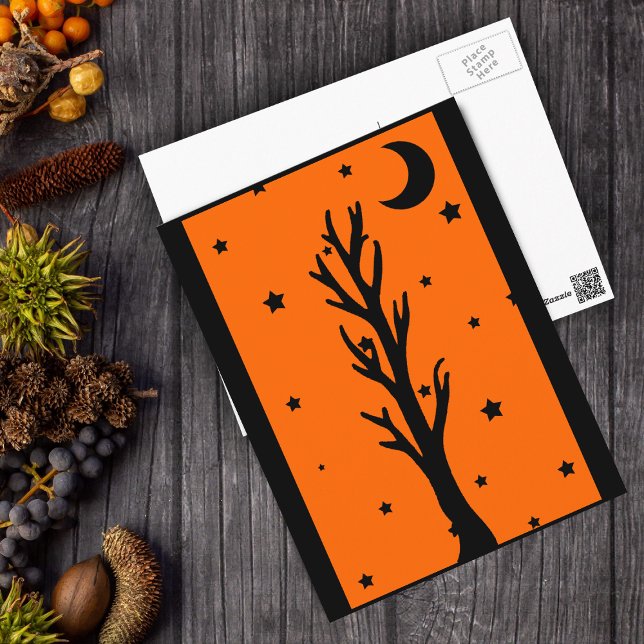Postal espeluznante de silueta de árbol negro (Spooky barren black tree stars and crescent moon on orange and black Halloween postcard.)