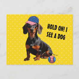 Postal Espera, veo a un perro dachshund con un gorra