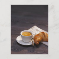 espresso, croissant y periódico
