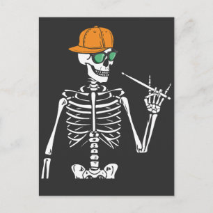 Postal Esqueleto de Halloween Mano de Rock Tocando Baterí