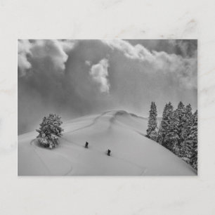 Postal Esquiadores de travesía en nieve fresca