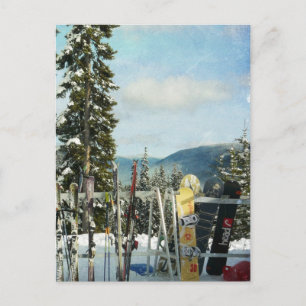 Postal Esquíes y Snowboards en la cima de la montaña