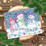 Postal Esta Es La Temporada Para Ser Jolly Funny Snowmen<br><div class="desc">Único,  clásico,  de moda,  bonito y decorativo grupo de sonrientes nevados disponibles en una amplia variedad de productos elegantes,  elegantes o de moda. Este diseño hipster caprichoso está diseñado para los amantes de la temporada navideña de diciembre o de los ilustraciones de arte gráfico.</div>