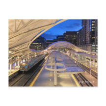 Estación de unión nocturna con tren en línea A a D