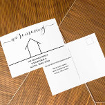 Postal Estamos cambiando de dirección de nuevo hogar<br><div class="desc">Esta moderna tarjeta de invitación en movimiento presenta una moderna tipografía de moda. Estas tarjetas minimalistas incluyen un simple dibujo de una casa para una familia que se ha mudado a un nuevo hogar. Envíe sus datos de cambio de dirección a amigos y familiares. Elegante y elegante.</div>