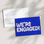 Postal Estamos comprometidos con el azul único retro Groo<br><div class="desc">Anuncie su compromiso con un toque de encanto retro usando esta postal "We're Engaged" (Somos involucrados) con una juguetona tipografía blanca sobre un fondo azul moderno. El diseño de inspiración vintage aporta un ambiente alegre y nostálgico, mientras que el azul audaz aporta un toque contemporáneo. Perfecto para las parejas que...</div>