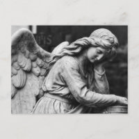 Estatua de ángel en blanco y negro en un cementeri