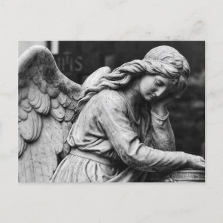 Postal Estatua de ángel en blanco y negro en un cementeri