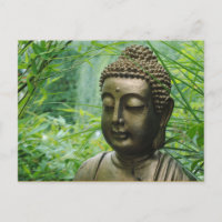 Estatua de Buda Pacífica en un bosque verde deslum