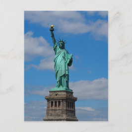 Postal Estatua de la Libertad contra un cielo azul
