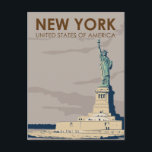 Postal Estatua de la Libertad Retro en Nueva York<br><div class="desc">Diseño de viajes de Nueva York en un estilo retro. La Estatua de la Libertad es una colosal escultura neoclásica en la isla de la Libertad en el puerto de Nueva York.</div>