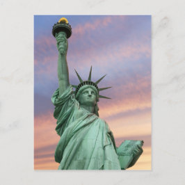 Postal estatua de libertad bajo un cielo vívido
