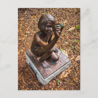 Postal Estatua de niño de bronce con lupa