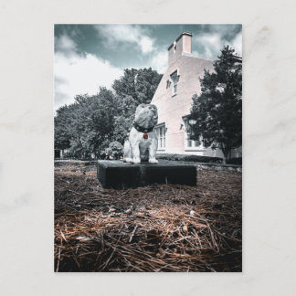 Postal Estatua de perro blanco sobre pedestal vista dramá