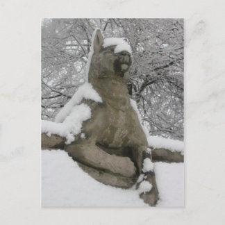 Postal estatua de perro en la nieve