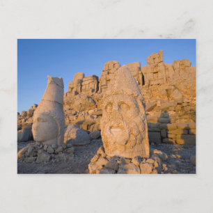 Postal Estatuas de cabezas colosales de dioses custodiand