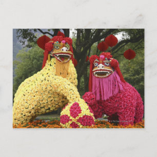 Postal Estatuas de dos dragones cubiertos de flores,
