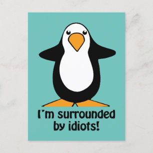 Postal Estoy rodeado de idiotas de Funny Penguin