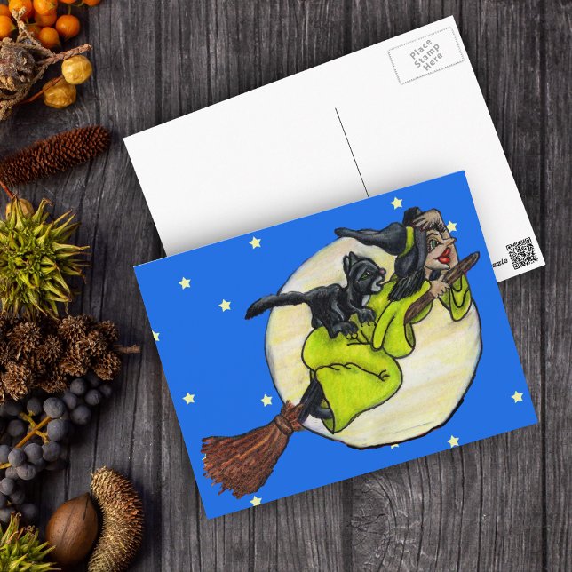 Postal Estrellas de la luna del gato de bruja volador (Fun witch black cat flying on broom past moon stars on Halloween postcard.)