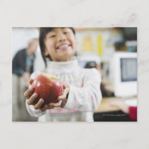 Postal Estudiante de primaria sosteniendo una manzana en 